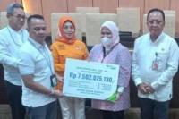 Senator Sylviana Murni Saksikan Serah Terima Santunan Rp7,5 milliar dari BPJamsostek