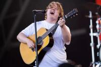 Kena Sindrom Tourette, Lewis Capaldi Emosional Fans Bantu Selesaikan Lagunya di Glastonbury Festival