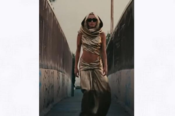Miley Cyrus Bantah Plagiat Lagu Bruno Mars saat Ciptakan `Flowers` Hit Pemenang Grammy 