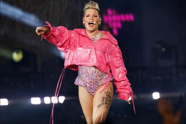 Konsultasi Dokter, Pink Menyesal Batalkan Tur Summer Carnival di Swiss
