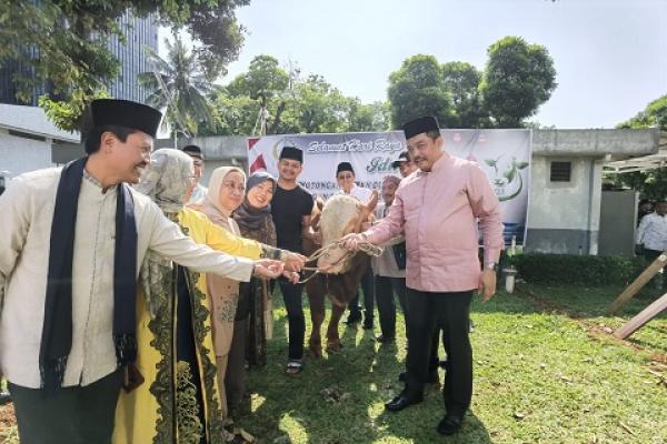 Kesetjenan DPD RI Potong dan Bagikan Daging Kurban ke Pegawai dan Warga