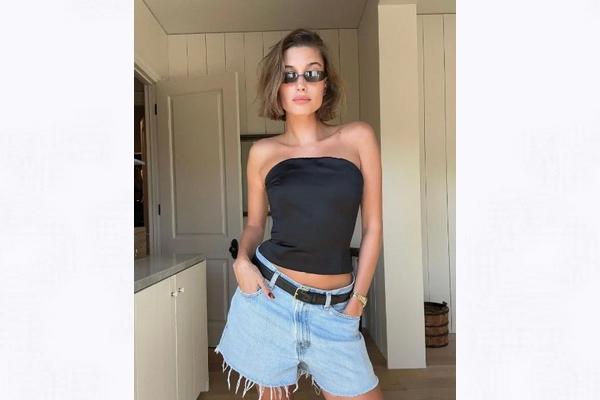 Hailey Bieber Kecam Komentar Jahat dan Kejam Mengadu Domba Dirinya dengan Selena Gomez
