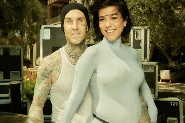 Kourtney Kardashian dan Travis Barker Gelar Pesta Pengungkapan Jenis Kelamin Bayinya