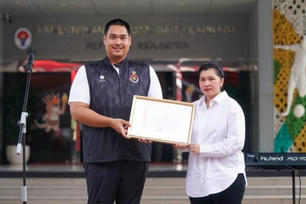 Menpora Berikan Pengargaan Atlet Tenis Meja Almarhum Dian David Mickael Jacobs