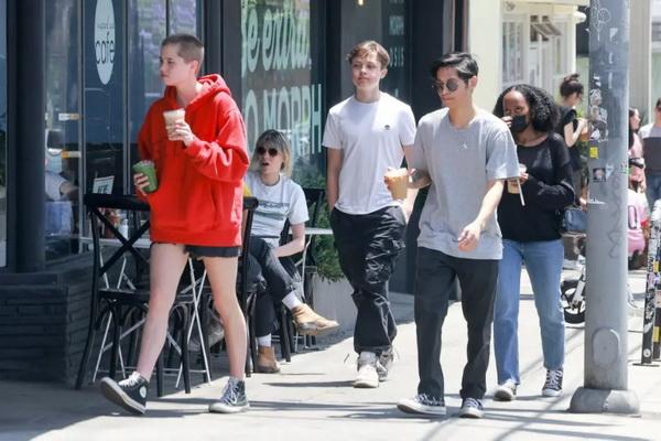 Di Tengah Perseteruan Brad Pitt dan Angelina Jolie, Shiloh Bersaudara Kompak Tamasya Kopi di LA