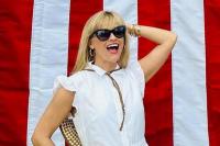 Rayakan Fourth of July, Reese Witherspoon Berpose di Depan Bendera Amerika Serikat