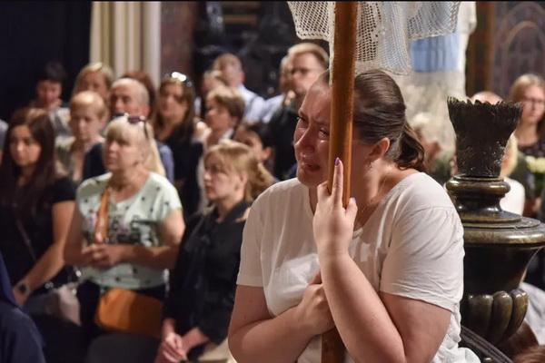 Serangan Rusia di Lviv, Warga Ukraina Berduka atas Kematian Ibu dan Anak