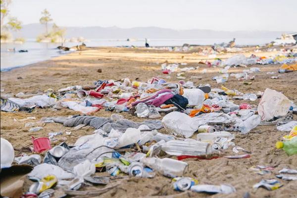 Usai Perayaan Fourth of July, Lebih dari 8.500 Pon Sampah Menumpuk di Danau Tahoe