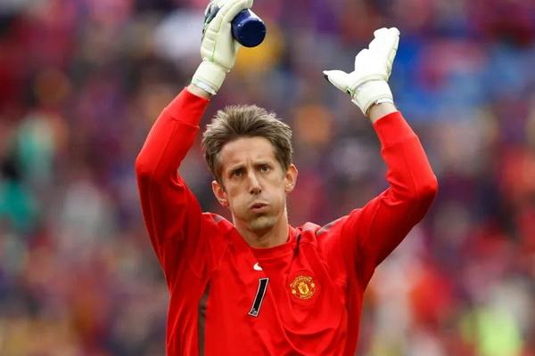 Alami Pendarahan Otak, Mantan Penjaga Gawang Belanda Edwin van der Sar Dirawat Intensif