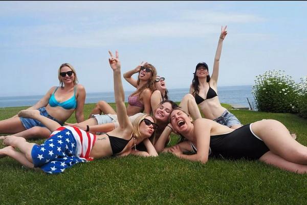 Taylor Swift, Selena Gomez, Este, Danielle dan Alana Haim, Ashley Avignone dan Sydney Ness berpose bersama di pesta Taylor Swift pada 4 Juli. (FOTO: INSTAGRAM/TAYLORSWIFT) 