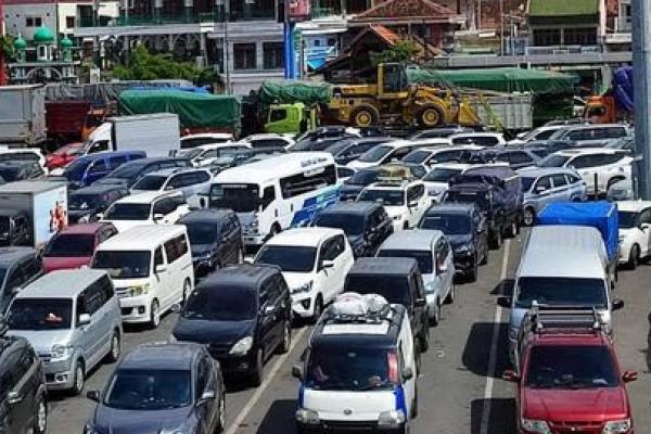 Antrean kendaraan di Pelabuhan Ketapang Banyuwangi, Jawa Timur. Foto: asdp 