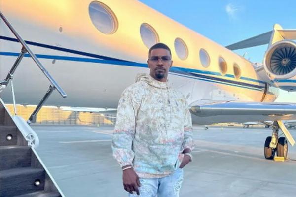 Terlihat Pertama Kali Sejak Dirawat di Rumah Sakit, Jamie Foxx Tampak Bersemangat