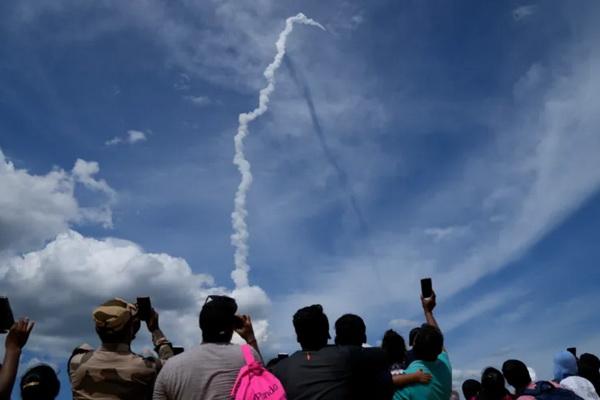 Luncurkan Roket Chandrayaan-3, India Mendaratkan Pesawat Ruang Angkasa di Bulan. (Aijaz Rahi/AP)
