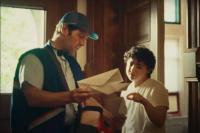 Paul Rudd Diajak Penggemar Tampil di Video Musik A Good Thing Jadi Tukang Pos