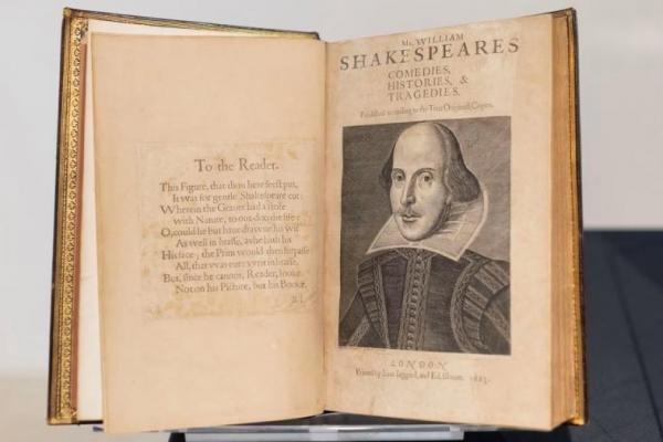 Raja Charles dan Penggemar Rayakan 400 Tahun Lembar Karya Perdana Shakespeare
