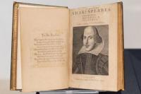 Raja Charles dan Penggemar Rayakan 400 Tahun Lembar Karya Perdana Shakespeare