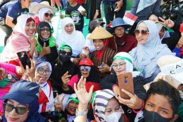 Khofifah bersama Puluhan Ribu Masyarakat Jatim Jalan Sehat 1 Muharram 1445 H