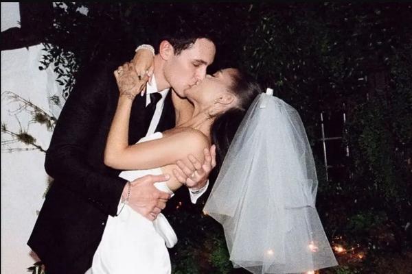 Berpisah dari Dalton Gomez, Ariana Grande Hapus Foto Pernikahan di Media Sosial