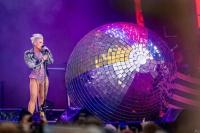 Tampil di Tur Summer Carnival, Pink Dedikasikan Lagu When I Get There untuk Mendiang Ayah