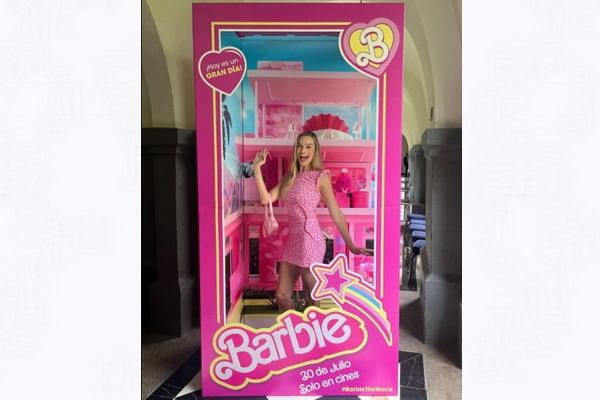Seperti Boneka Hidup, Intip Penampilan Margot Robbie ala Barbie dengan Gaun Menawan