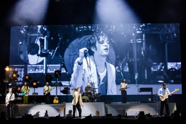 Dilarang Tampil Usai Ciuman Sesama Jenis, Vokalis The 1975 Matty Healy Kecam Pemerintah Malaysia