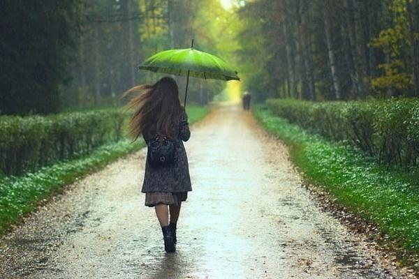 Pilihan Warna Pakaian yang Tepat Dipakai Saat Musim Hujan