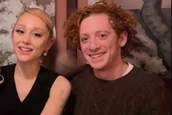 Ariana Grande Dituduh Berselingkuh dengan Ethan Slater Lawan Mainnya di Film Wicked