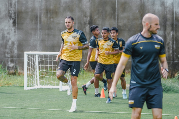 Dewa United Menang Besar di Kandang Madura United