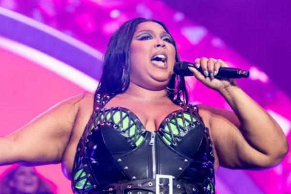 Tiga Mantan Penari Latar Tuntut Lizzo atas Dugaan Pelecehan Seksual