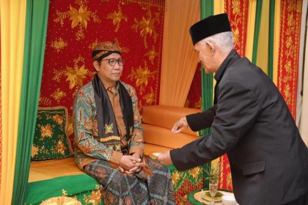 Mendes PDTT Ikuti Prosesi Peusijuek Dipimpin Tokoh Adat Sabang