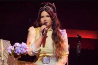 Memukau, Lana Del Rey Cover Lagu Tammy Wynette `Stand by Your Man`