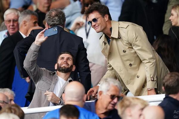 Hadiri Pertandingan Klub Sepak Bola Miliknya Birmingham City, Tom Brady Disambut Fans dan Pemain