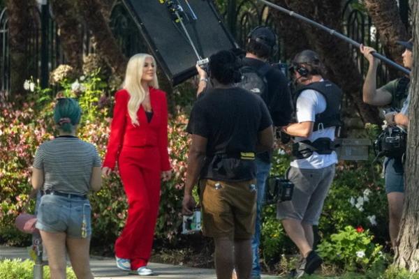 Setelah Hidup `Menggelandang` di Mobil Karavan, Tori Spelling Kembali ke Beverly Hills