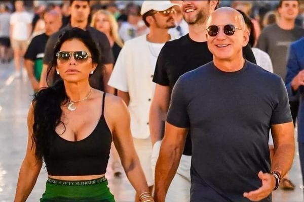 Jalan-jalan dengan Jeff Bezos, Lauren Sanchez Kenakan Kalung Emas Berhiaskan 88 Berlian