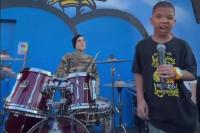 Travis Barker Beri Kejutan ke Stan Limun Milik Drummer Buta Berusia 9 Tahun