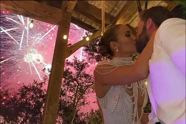 Rayakan Ulang Tahun Pertama Pernikahan, Jennifer Lopez Tulis Lagu untuk Ben Affleck
