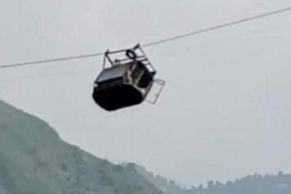 Tali Putus di Atas Jurang, Tujuh Anak Terjebak di Kereta Gantung Pakistan
