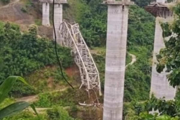 Sedikitnya 26 Tewas Saat Jembatan Kereta Api Runtuh di India