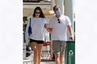 Bukan Gigi Hadid, Leonardo DiCaprio Habiskan Musim Panas dengan Model Vittoria Ceretti
