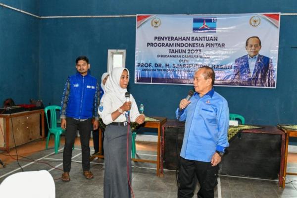 Syarief Hasan Berikan Beasiswa ke Siswa Program Indonesia Pintar