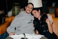 Pete Davidson dan Chase Sui Wonders Putus Setelah Satu Tahun Berpacaran