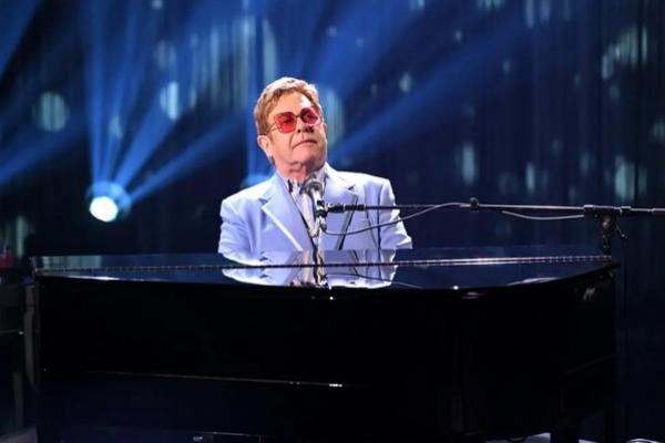 Elton John Dirawat di Rumah Sakit Setelah Jatuh di Prancis