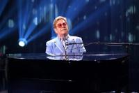 Elton John Dirawat di Rumah Sakit Setelah Jatuh di Prancis