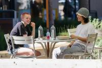 Makan Siang Bareng Teman, Ini Gaya Tomboy Shiloh Putri Brad Pitt dan Angelina Jolie