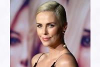 Sempat Tren di Tahun 90-an, Charlize Theron Menyesal Punya Alis Tipis Melengkung