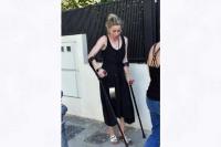 Cedera, Amber Heard Tertatih Gunakan Kruk saat Berjalan-jalan di Madrid