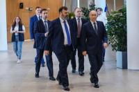 Kunjungi Desa Leluhurnya, Warga Berbondong-bondong Sambut Putin