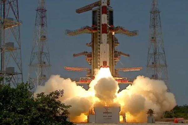 Pesawat luar angkasa Aditya-L1 lepas landas dengan kendaraan peluncur satelit dari pusat luar angkasa di Sriharikota, India. (FOTO: AP)
