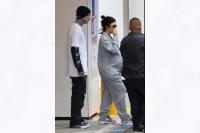 Travis Barker dan Kourtney Kardashian Tinggalkan Rumah Sakit dengan Wajah Muram