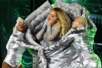 Nonton Konser Beyonce, Meghan Markle dan Pangeran Harry Ikutan Pakai Busana Perak